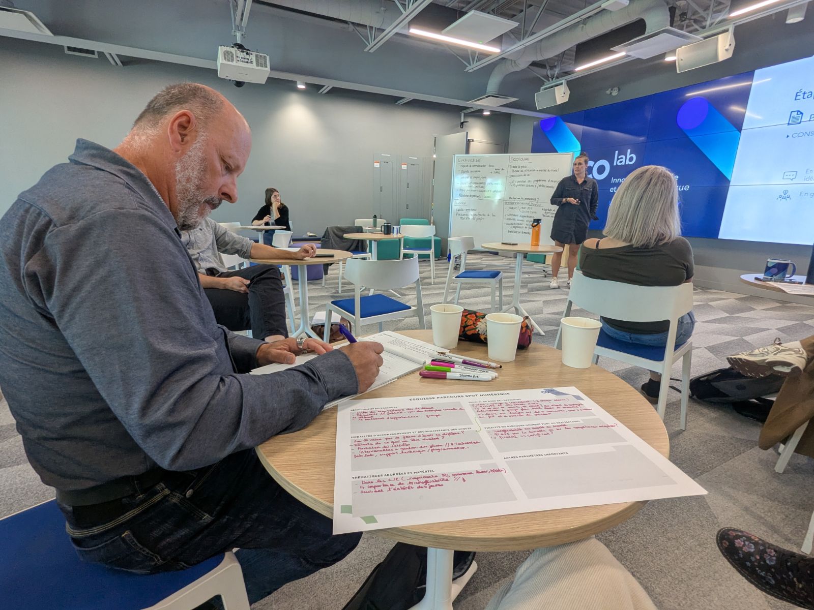 Participant remplissant l’esquisse du parcours SPOT numérique