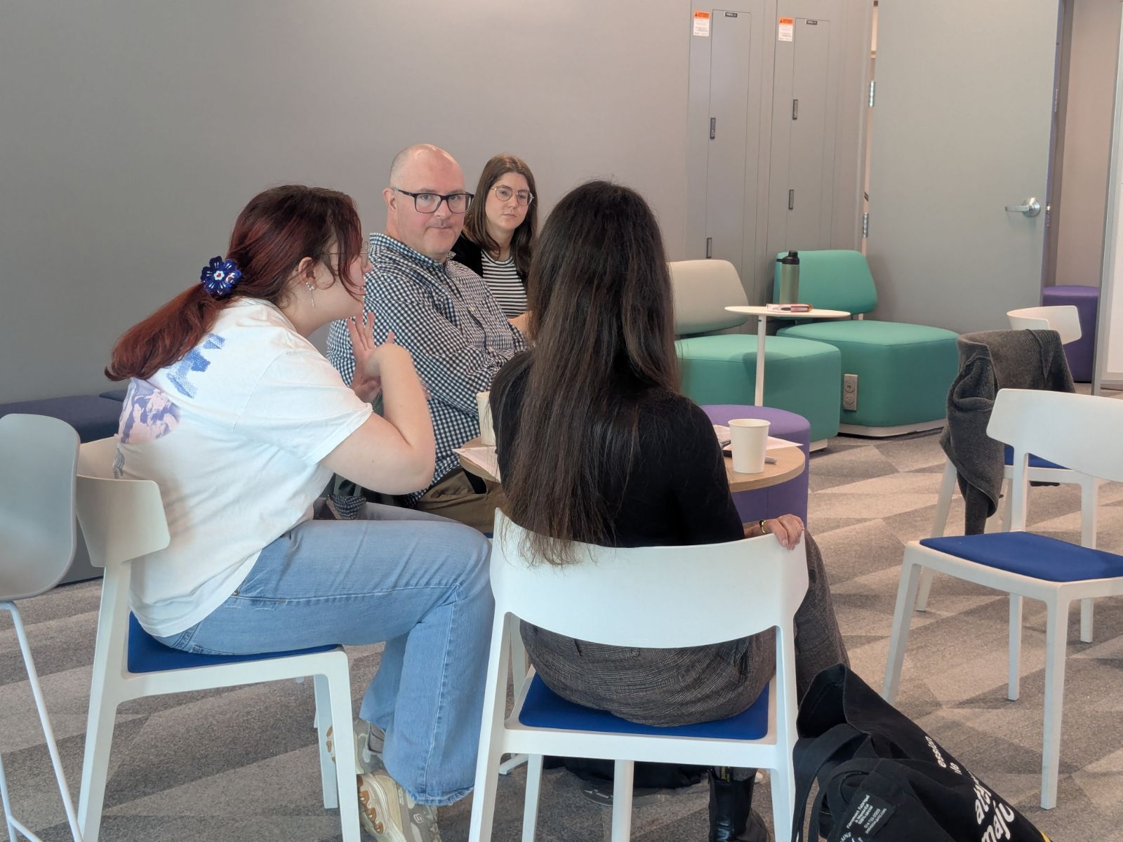 Discussion en petit groupe pendant l’atelier